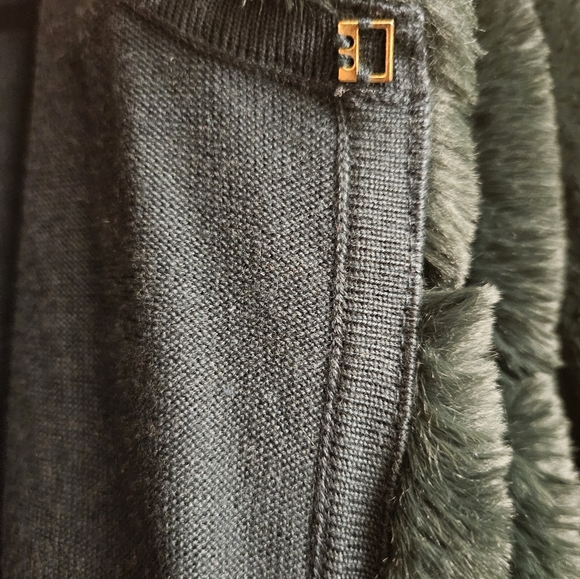 Calvin Klein dark green Faux Fur shrug, XL, with clasp - Picture 5 of 5
